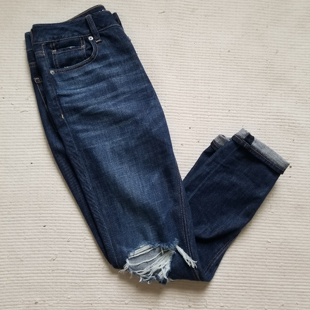 American Eagle Tomgirl distressed jeans Sz 2/4
